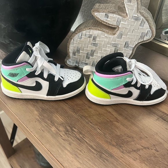 Kids Jordan’s - Picture 4 of 7